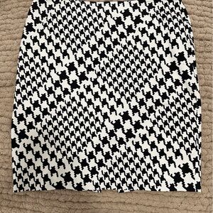 Stylish Black and White Houndstooth Skirt